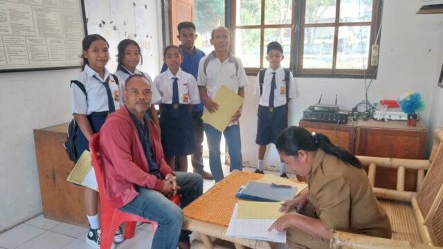 SMP Negeri 1 Keo Tengah Kabupaten Nagekeo Sambut Gerakan “Ayah Wajib Hadir” Para Bapak Antar Anak di Hari Pertama Sekolah